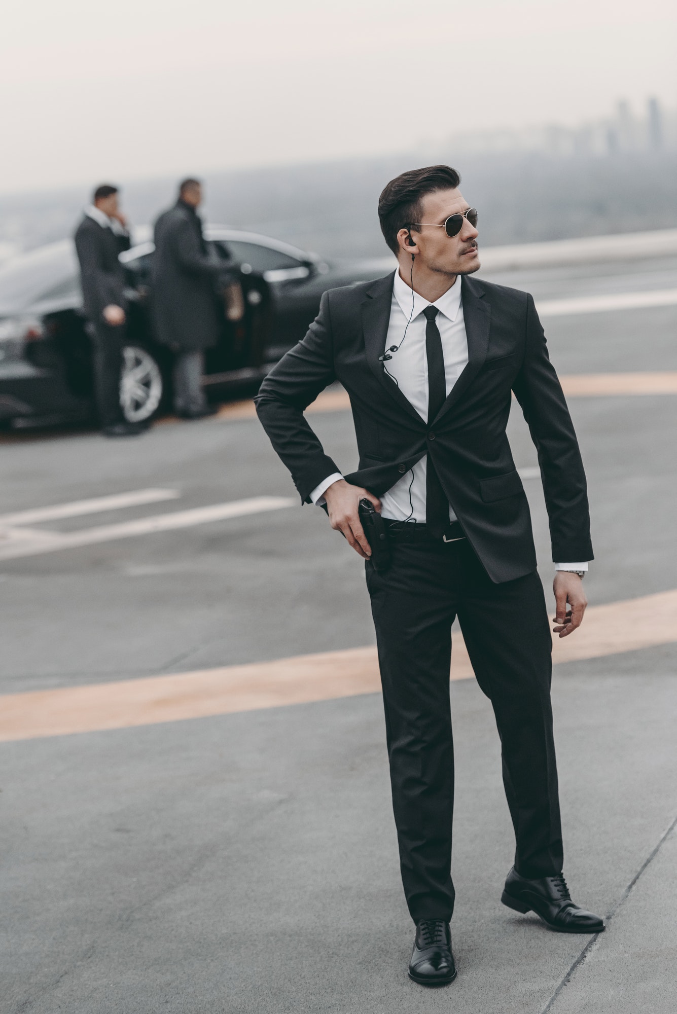 handsome-bodyguard-with-security-earpiece-and-gun (1)